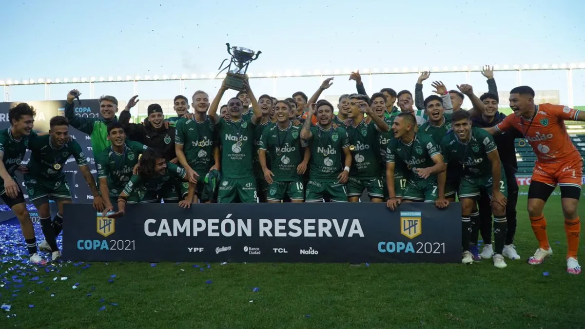 Sarmiento justificó su gran campeonato levantando la copa
