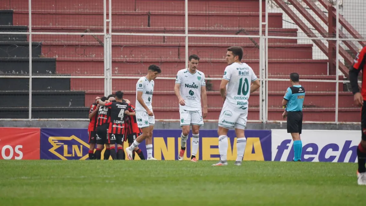 Sarmiento chocó contra sus propios errores y volvió a perder