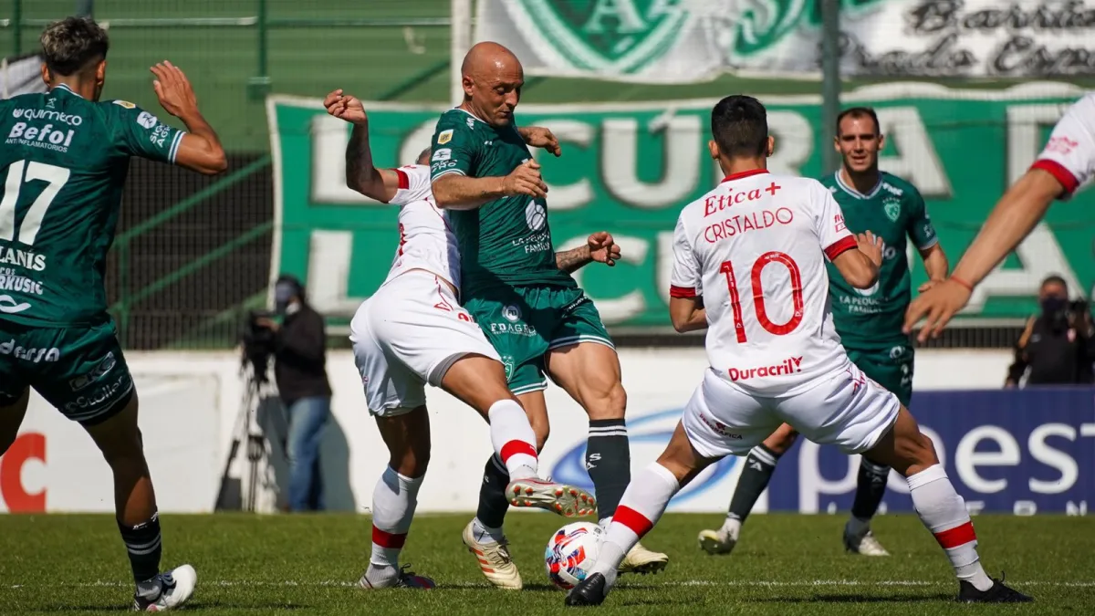 El viento y el césped, protagonistas de un empate sin goles