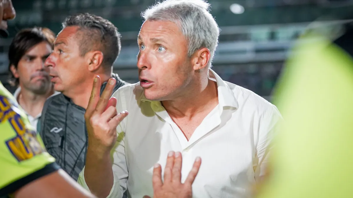 Con un final polémico, Sarmiento y Banfield igualaron dos a dos
