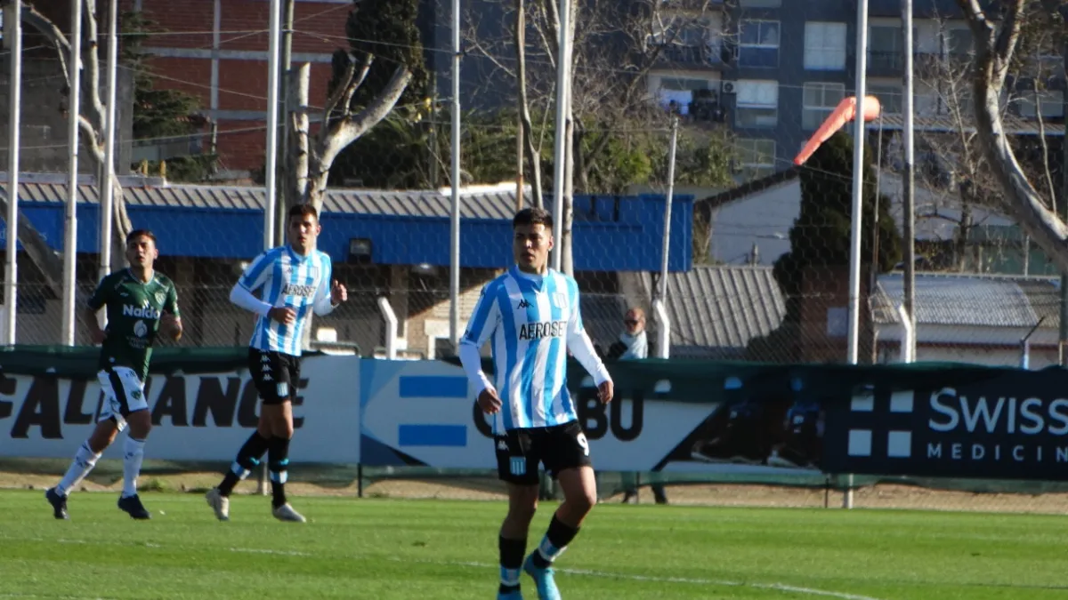 Racing venció a Sarmiento y quedó puntero